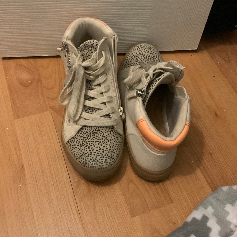 Cream shoes with black polka dots on it zip up